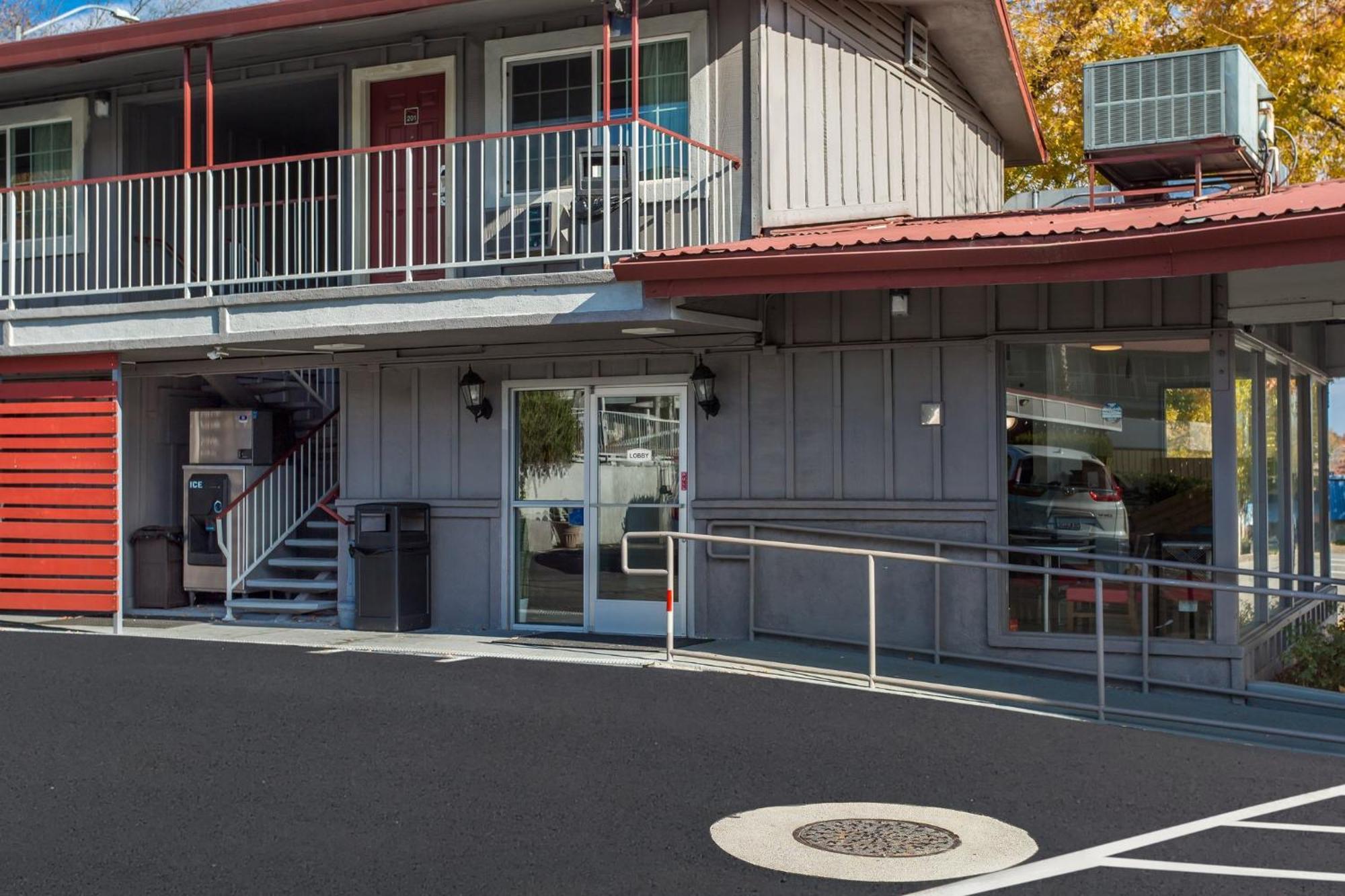 Red Roof Inn Redding Exterior photo